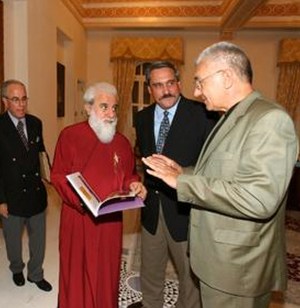 Вручение книги “Монастырь  Пресвятой Богородицы Киккской” Митрополиту Киккоса и Тиллириаса Никифору I