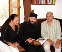 Презентация книги “Святые обители Кипра” настоятелю монастыря Пресвятой Богородицы Махериотиссы Епифанию